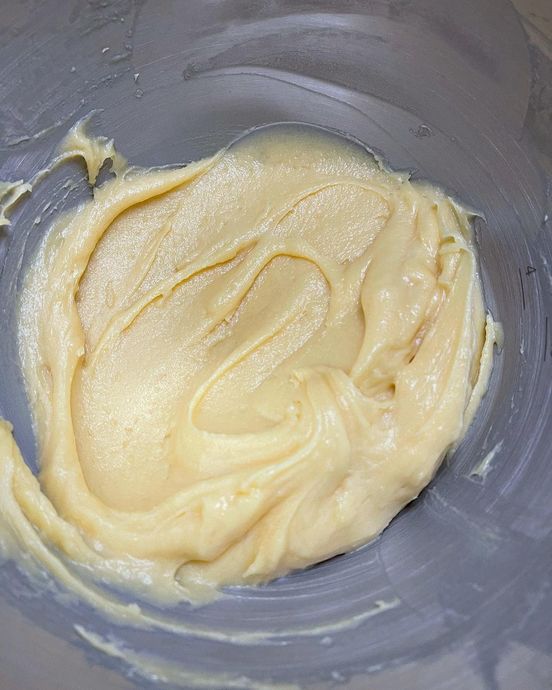 İçindeki Kremasıyla Damak Çatlatan Bir Lezzet: Bol Çikolata Soslu Profiterol Tarifi!