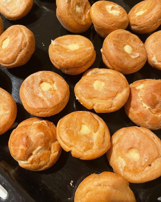 İçindeki Kremasıyla Damak Çatlatan Bir Lezzet: Bol Çikolata Soslu Profiterol Tarifi!