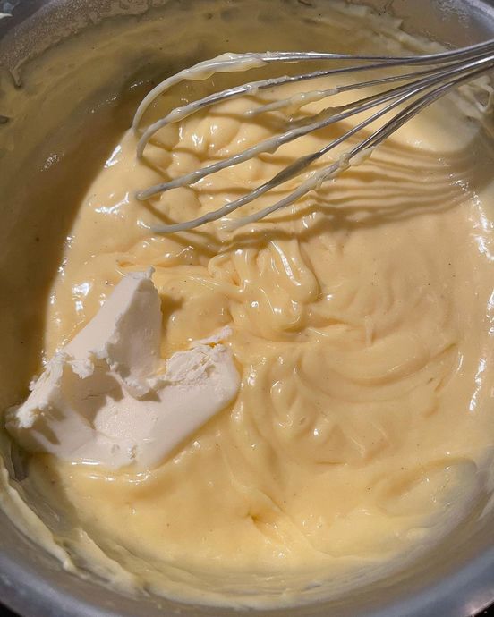 İçindeki Kremasıyla Damak Çatlatan Bir Lezzet: Bol Çikolata Soslu Profiterol Tarifi!