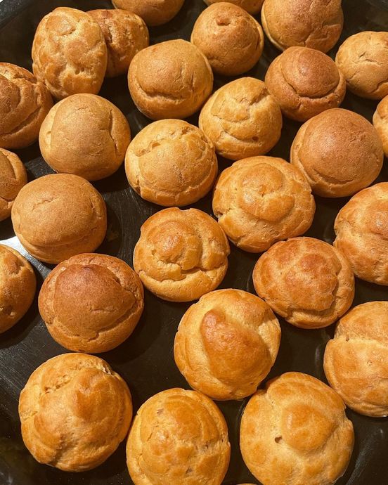 İçindeki Kremasıyla Damak Çatlatan Bir Lezzet: Bol Çikolata Soslu Profiterol Tarifi!