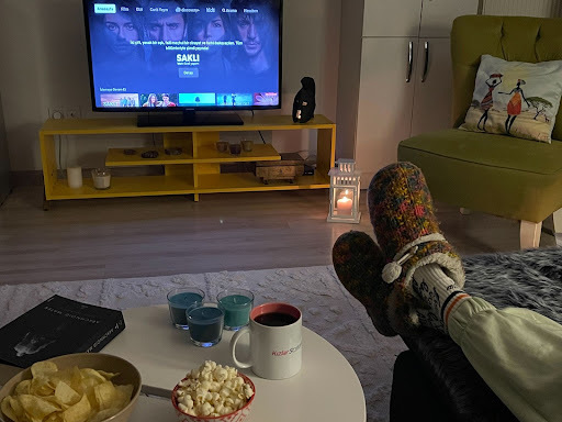 Soluksuz İzlenecek Yeni Dizi Alarmı: Saklı! İddia Ediyorum Bir Oturuşta Tüm Bölümleri Bitireceksiniz, Ben Öyle Yaptım!