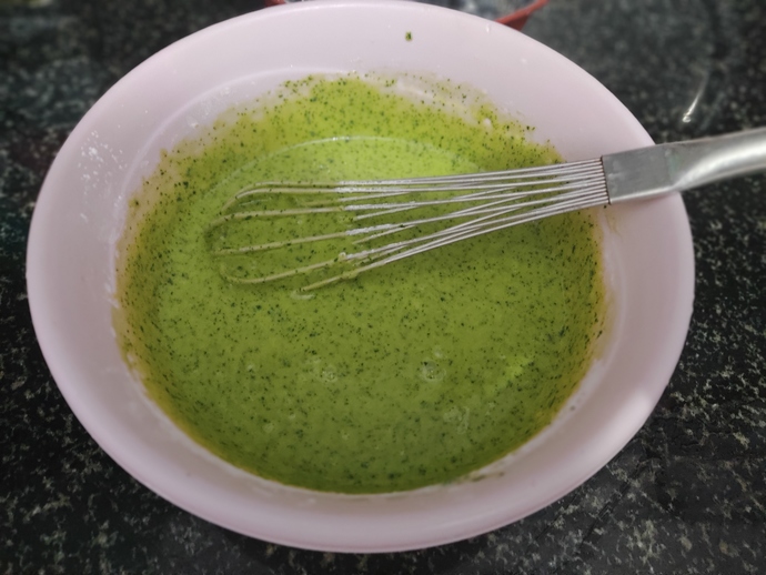 Yumurta ve toz şekeri çırpıp, üzerine ıspanaklı karışımı ilave ediyoruz.