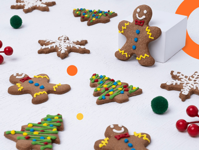 Görüntüsü de kendisi kadar tatlı bir hediye için tarçın ve zencefilli kurabiyelerden oluşan Yılbaşı Gingerbread Cookie Kutusu seni bekliyor; kaçırma!