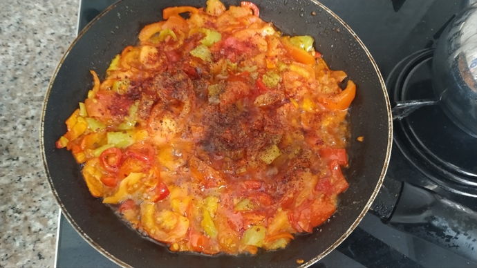 Her Kahvaltıda Yapmak İsteyeceğiniz Bir Tarif: Kaşarlı Yumurtasız Menemen