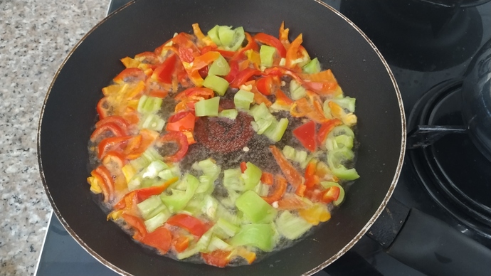 Her Kahvaltıda Yapmak İsteyeceğiniz Bir Tarif: Kaşarlı Yumurtasız Menemen
