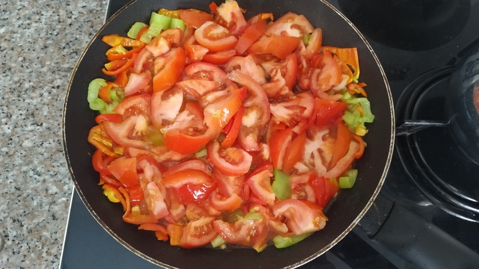Her Kahvaltıda Yapmak İsteyeceğiniz Bir Tarif: Kaşarlı Yumurtasız Menemen