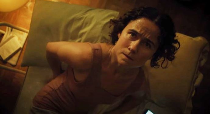 Gizemli Vuruş Seslerinden Sinir Krizi Geçiren Bir Kadının Delirme Hikayesi: Knocking