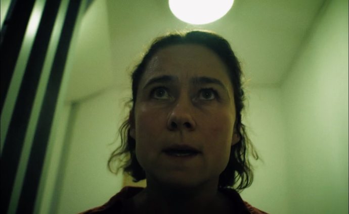 Gizemli Vuruş Seslerinden Sinir Krizi Geçiren Bir Kadının Delirme Hikayesi: Knocking