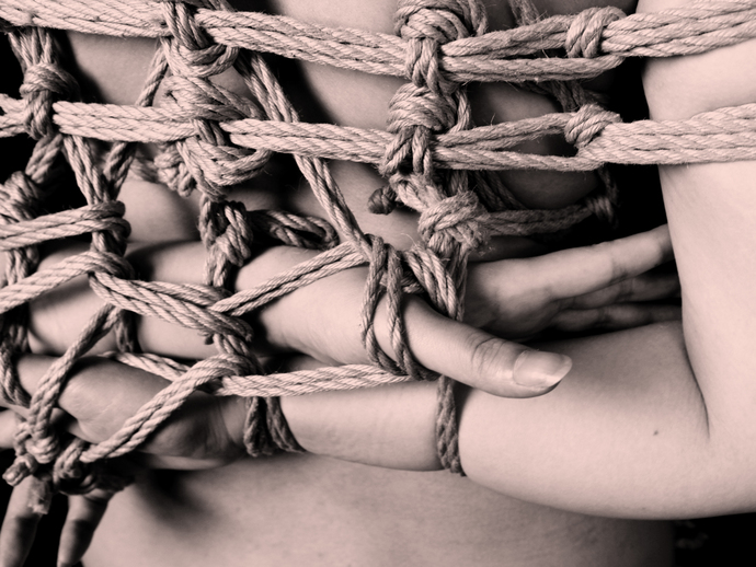 Sağlıklı Bir BDSM İlişkisi Nasıl Olmalı? Doğru Bilinen Yanlışları İle Karanlık Tarafın Kapılarını Açıyoruz