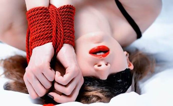 Sağlıklı Bir BDSM İlişkisi Nasıl Olmalı? Doğru Bilinen Yanlışları İle Karanlık Tarafın Kapılarını Açıyoruz