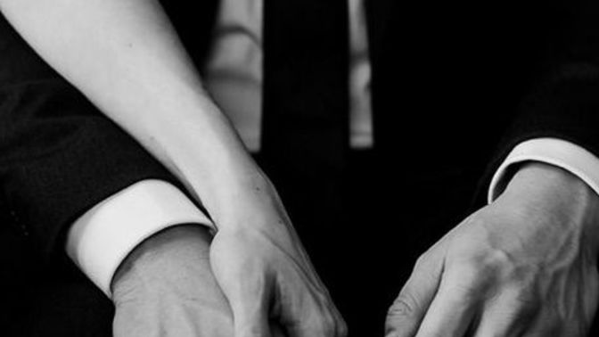 Sağlıklı Bir BDSM İlişkisi Nasıl Olmalı? Doğru Bilinen Yanlışları İle Karanlık Tarafın Kapılarını Açıyoruz