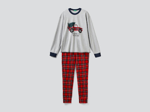 Yılbaşı gecesini evde geçireceksen tüm aile üyelerini pijama kategorisindeki ürünlerle şımart ve hepsine yeni yılın ruhunu hissettir!