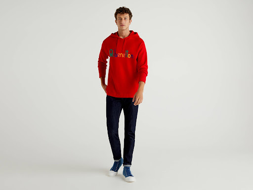 Bir yılbaşı klasiği olan kırmızı erkeklerin stilini de parlatsın! Kıpkırmızı sweatshirtler, gömlekler ve daha fazlası için erkek yeni yıl hediyeleri kategorisine göz at!
