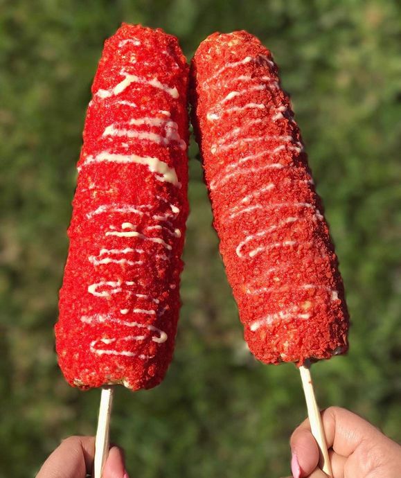 Eriyen Kaşarıyla Uzadıkça Uzayan Cheetos Kaplı Sosisler