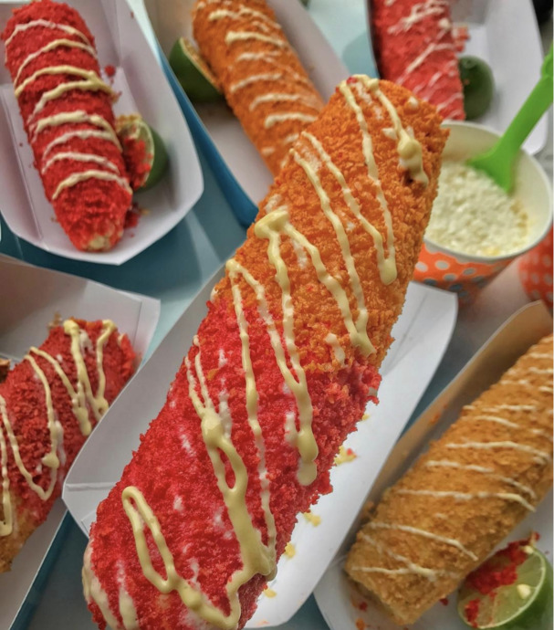 Eriyen Kaşarıyla Uzadıkça Uzayan Cheetos Kaplı Sosisler