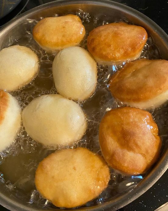 Mayalanmıyor, Bekletilmiyor! Ekmek Almaya Gitmeye Üşenenlere Sıcacık Puf Bir Tarif Mayasız Pişi