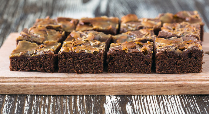 Sizi Herkesin Gözünde Bir Şefe Dönüştürecek Tuzlu Karamelli Brownie Tarifi