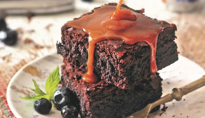 Sizi Herkesin Gözünde Bir Şefe Dönüştürecek Tuzlu Karamelli Brownie Tarifi