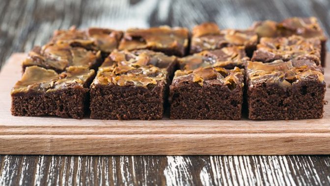Sizi Herkesin Gözünde Bir Şefe Dönüştürecek Tuzlu Karamelli Brownie Tarifi