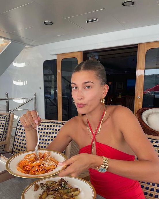 Bu İsimleri Hiç Böyle Görmediniz! İşte Ünlü İsimlerin Yemek Yerken Habersiz Çekilen Fotoğrafları!