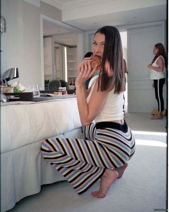 Bu İsimleri Hiç Böyle Görmediniz! İşte Ünlü İsimlerin Yemek Yerken Habersiz Çekilen Fotoğrafları!