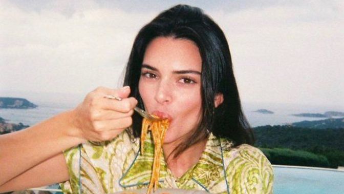 Bu İsimleri Hiç Böyle Görmediniz! İşte Ünlü İsimlerin Yemek Yerken Habersiz Çekilen Fotoğrafları!