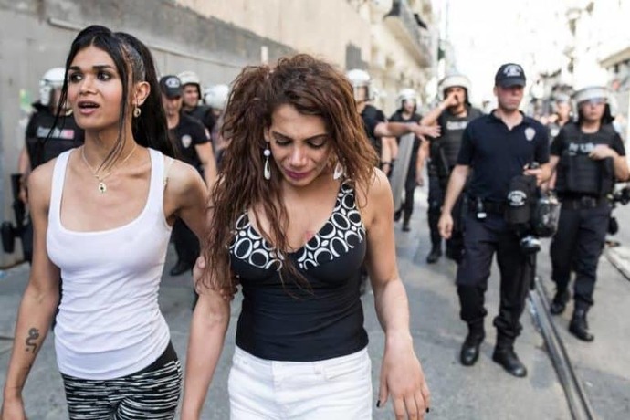 Bir Trans Kadınla Röportaj: Her Gece Ağlayarak Uyur, Ağlayarak Kalkardım!