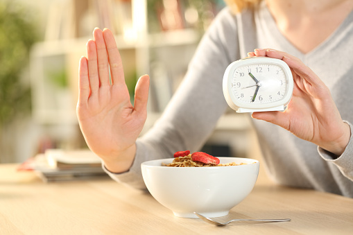 Ameliyatsız Mide Küçültme Yöntemi: Oruç-Intermittent Fasting