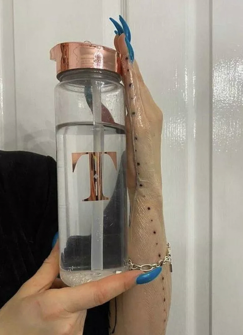 Erkeklerin Penis Boyunu Sormadan Öğrenme Yöntemi: Koluna Cetvel Dövmesi Yaptıran Kadının Hikayesi!