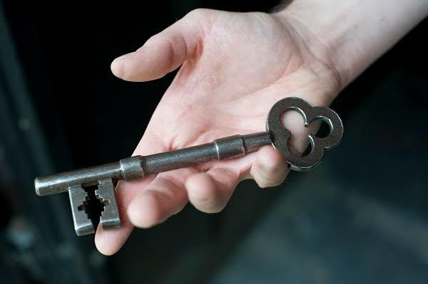 Yerli Bilim Kurgu “Pera Palas’ta Gece Yarısı” ile Zamanda Yolculuğa Çıkmaya Hazır Mısın? Sıkı Tutunun, Geçmişe Dönüyoruz!