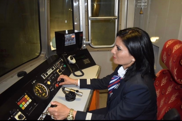 Kadın Makinist? O da Var: Makinist Serpil Çiğdem’in İlham Verici Yeraltı Yolculuğu 🚇🚆