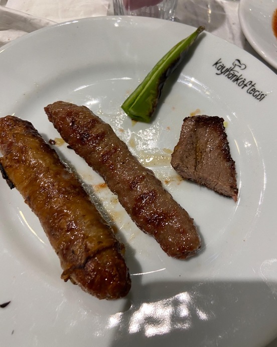 Kuzu gömleğinde köfte yediğimde bu köfteyse şimdiye kadar yediklerim neydi dedim.