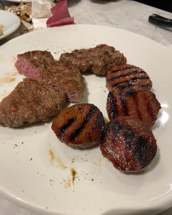 Sucuk ve köfte. Sucuğun baharat dengesi çok güzeldi. Köfte iyiydi ama kuzu gömleğinde köfte yedikten sonra biraz gölgede kaldı