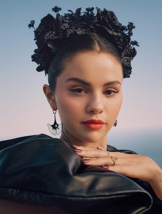 Selena yine burada Frida Kahlo esintisi vermiyor mu?