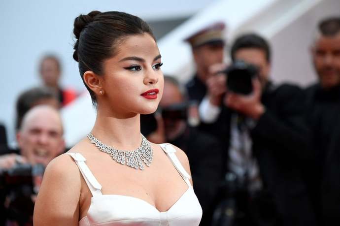 Selena gerçekten kuğu gibi gözükmüyor mu?