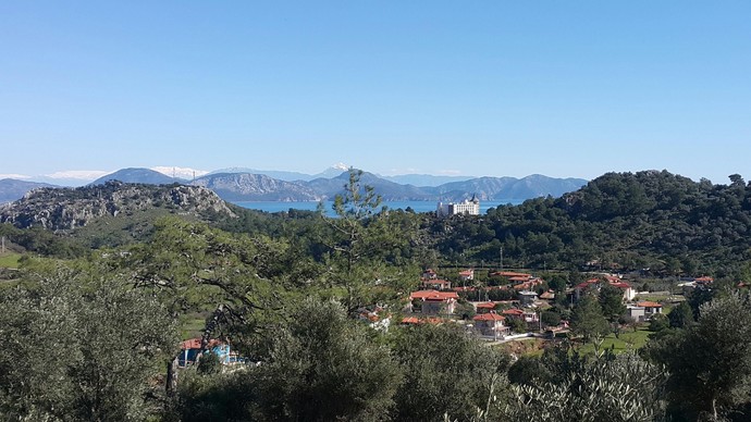 Sarıgermenın dağlardan çekilen kuş bakışı bir resmi