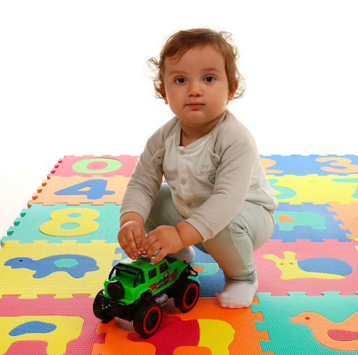 Oyun oynarken hem rahat etmesini hem de hayvanları, sayıları ve harfleri öğrenmesini sağlayan baby toys Eva 10 Parça Bebek Puzzle Oyun Matı Yer Karosu’nu hemen incele!