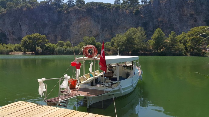 Dalyan Kanalında bir gelin teknesi