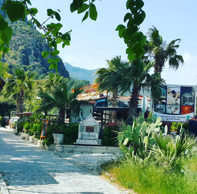 Kordon boyunda sıralı, doğa ile iç içe kafeler.