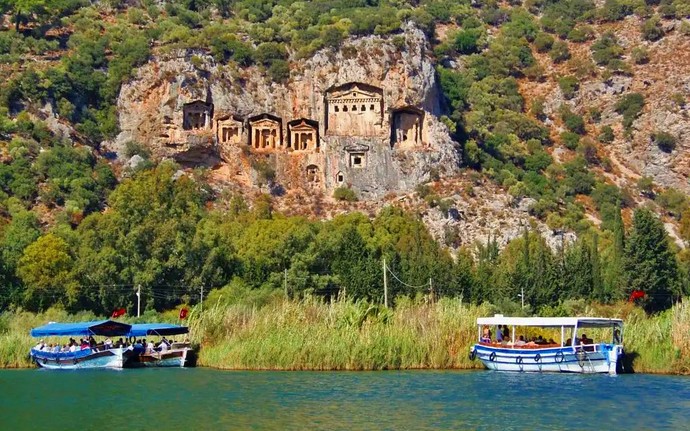 Kaunos Kaya Mezarları mutlaka ziyaret edilmeli.