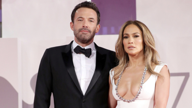 Pürüzsüz Bir Cilde Sahip Olmak İster Misiniz? Jennifer Lopez'in Bakım Rutinini Uygulamanın En Basit Yolları!
