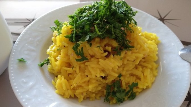 Yemeklere Harika Bir Yardımcı: Zerdeçallı Basmati Pirinç Pilavı Tarifi!