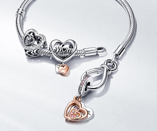 Favori charm’ım olan ve üzerinde “I love you forever and ever” yazan Pandora İç İçe Sonsuz Kalpler Charm ile annene sonsuz sevgini göster.