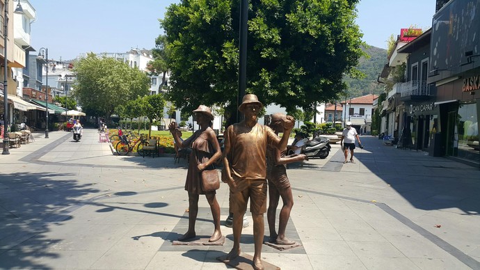 Marmarisin özellikle ara sokaklarında bu sanatsal heykellerle karşılaşırsınız
