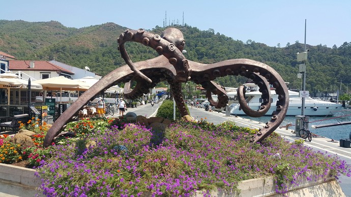 Marmaris sahilde bulunan ahtapot heykeli