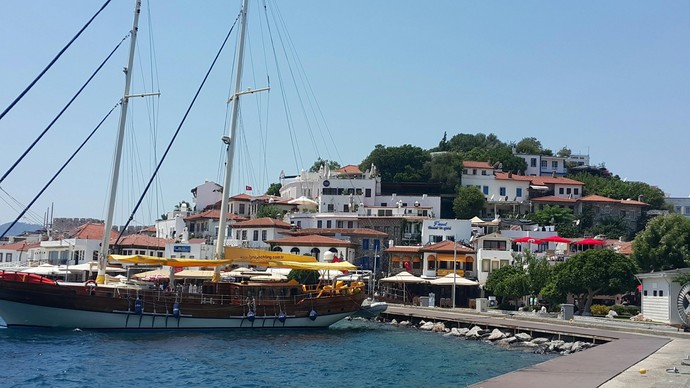 Marmaris sırtları eski yöresel evlerle sanki bir görsel şölen