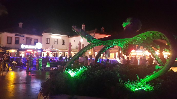 Marmaris sahil boyu bar ve kafeler her zaman doludur