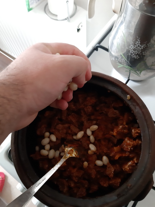 Bugünkü Menümüz Güveçte Etli Kuru Fasulye!