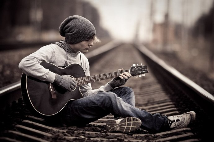 Gitar çalan sakin çocuk