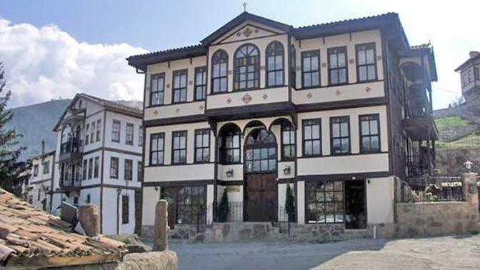 1 Türkü 1 Hikaye "Eklemedir Koca Konak"